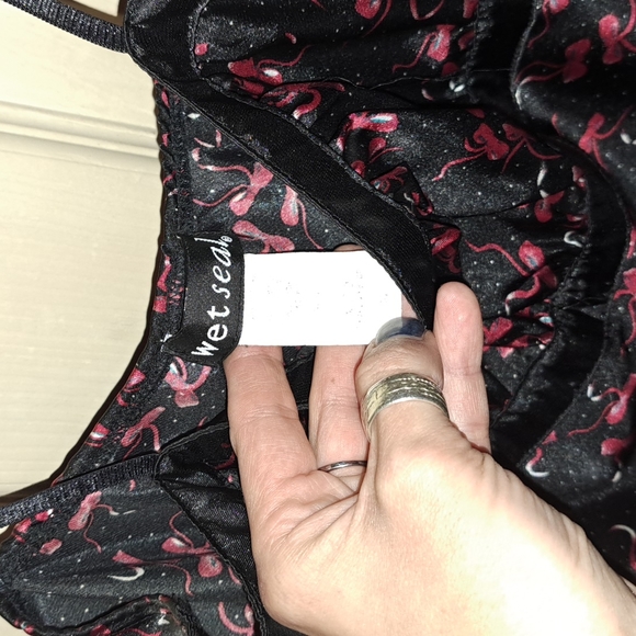 Ladies strappy black&red satin top w/ red bows. Ties in the back, size Med. - Picture 4 of 8